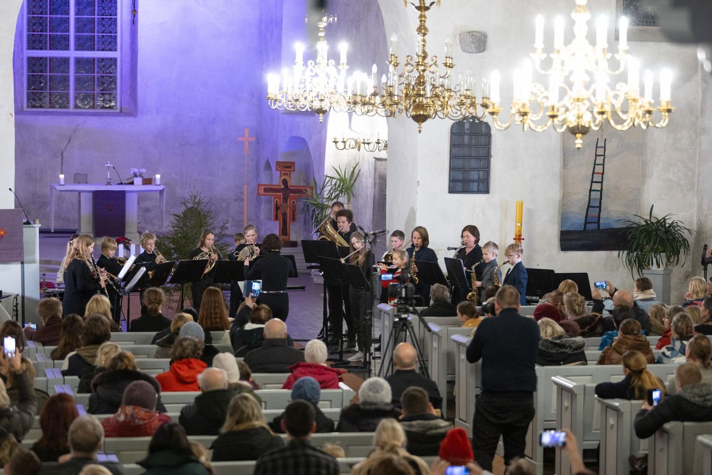 Viljandi muusikakooli jõulukontserdil Jaani kirikus esinesid solistid, duod ning ka noorema astme puhkpilliorkester.
