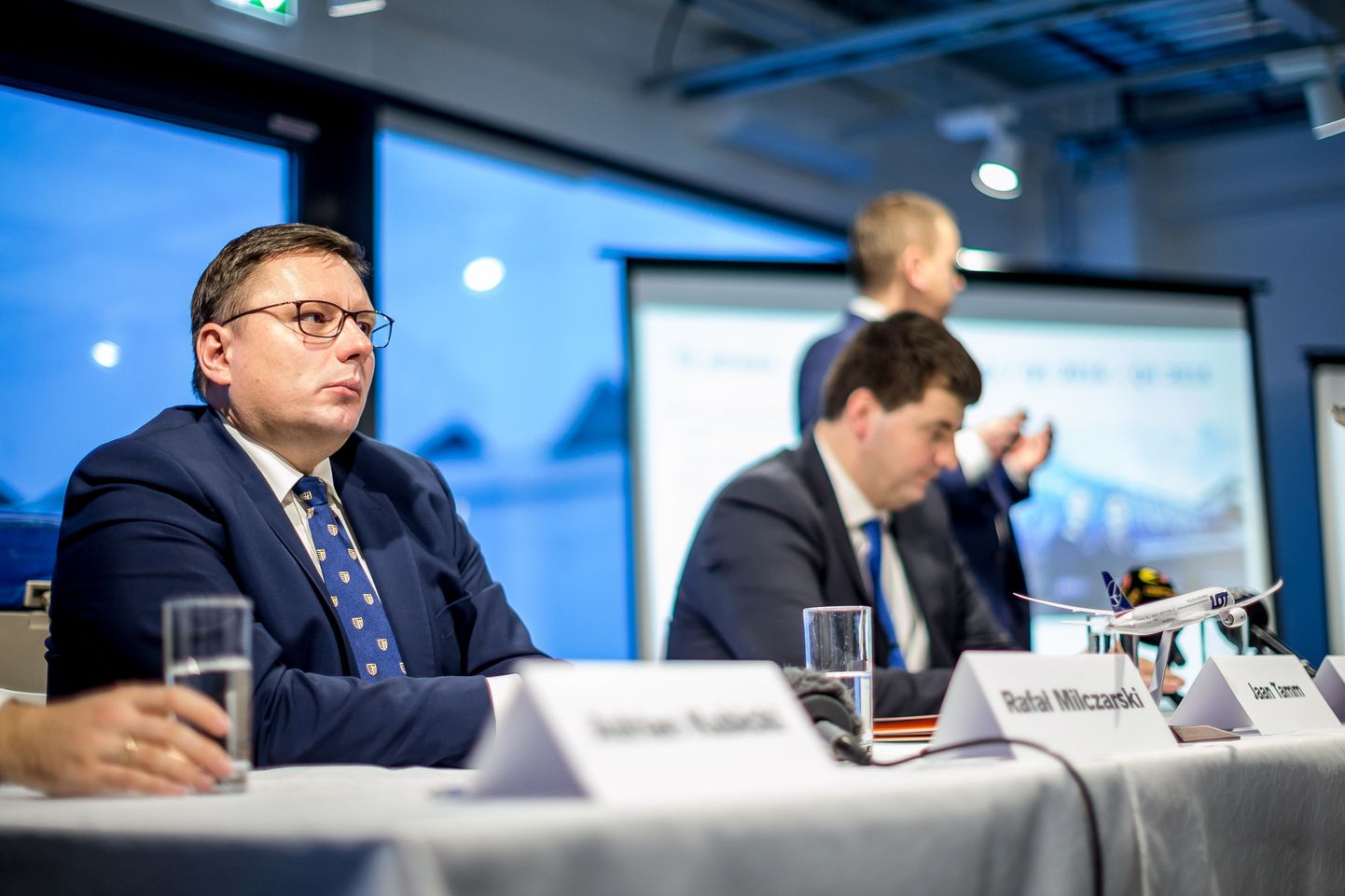 LOTi ja Nordica ühine pressikonverents 2016. aasta novembri alguses Tallinnas. Esiplaanil LOTi tegevjuht Rafał Milczarski