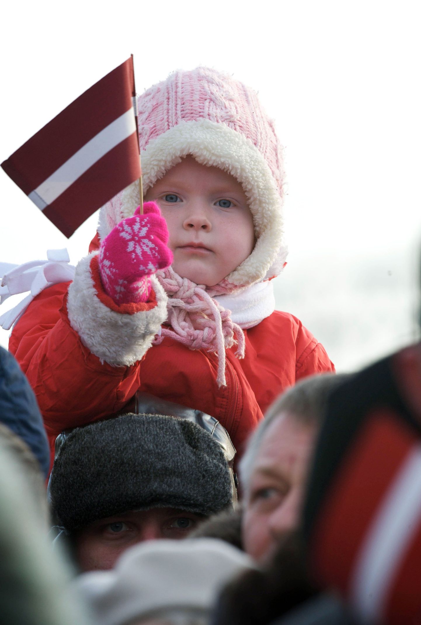 Läti lipuga laps sõjaväeparaadil.