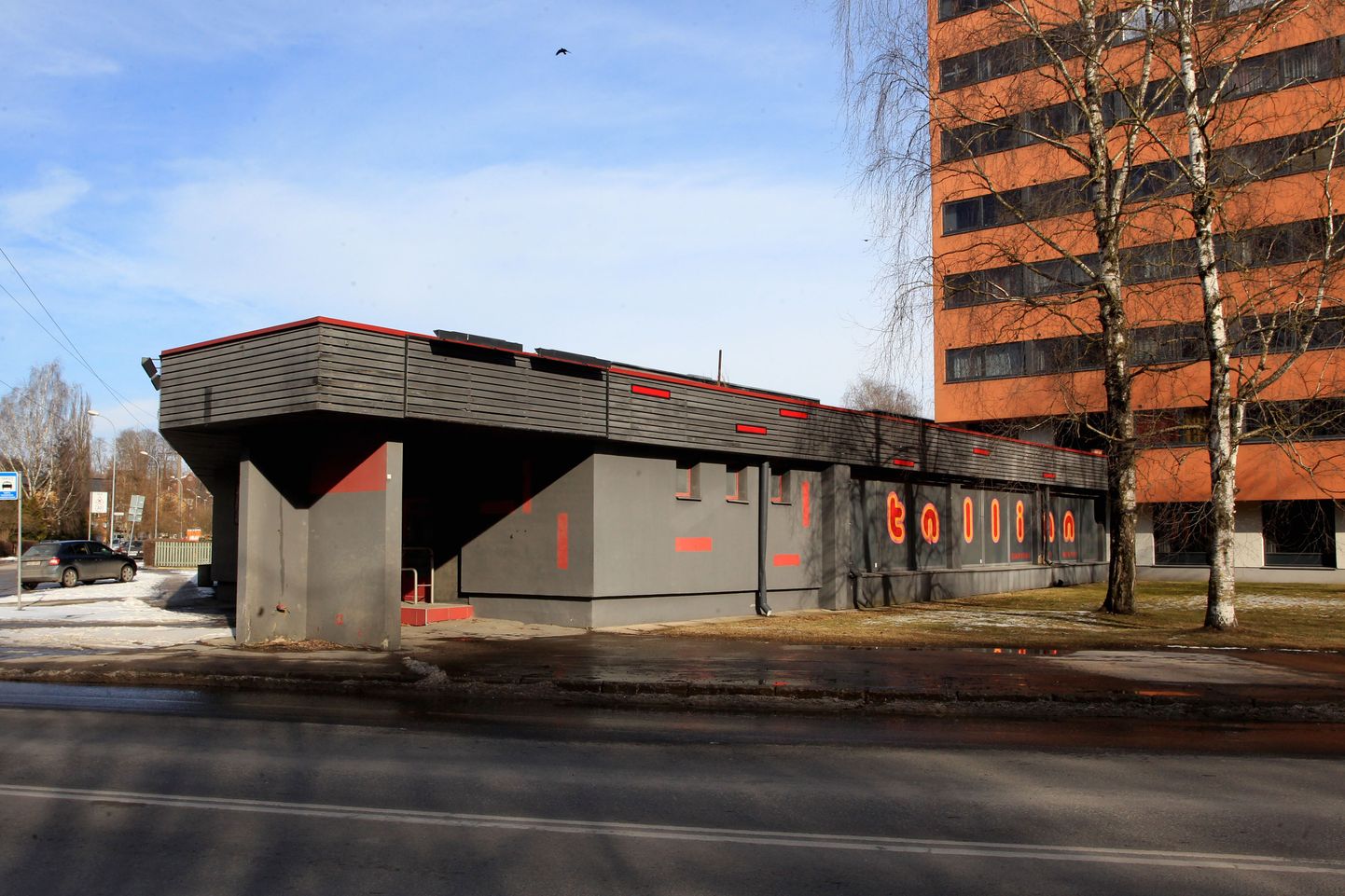 Narva maanteel seisab praegu tühjana endise ööklubi Tallinn 
hoone, mis peagi lammutatakse, et selle asemele saaks ehitada moodsa ärihoone.