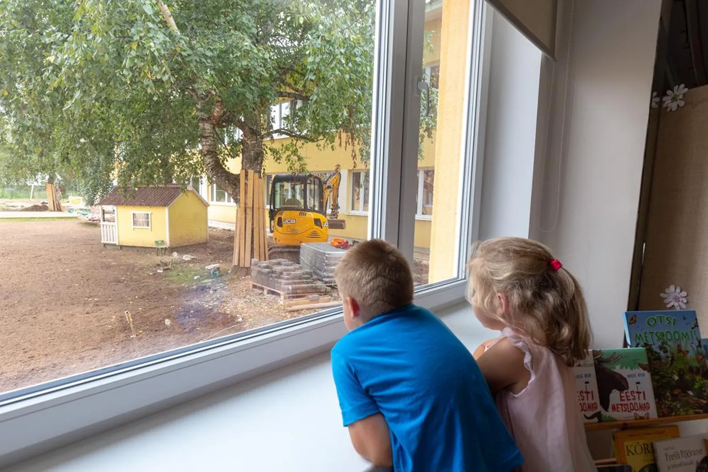 Väike mängukopp on lastele kättesaadav, kuid õues mürisevast suurest kopast võivad lapsed kõigest unistada.