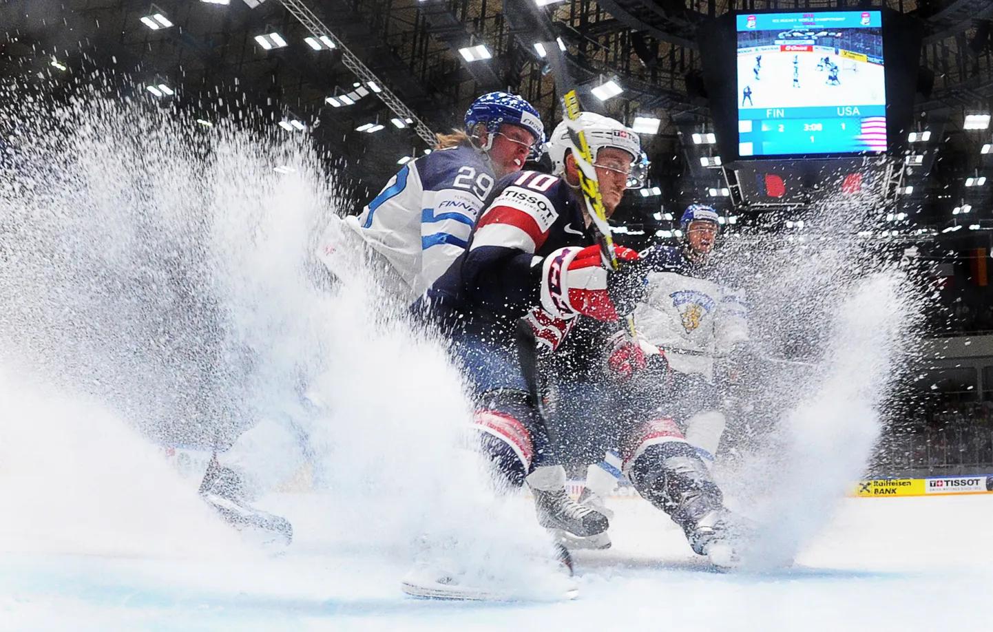 Patrik Laine (vasakul) ameeriklastega heitlemas.