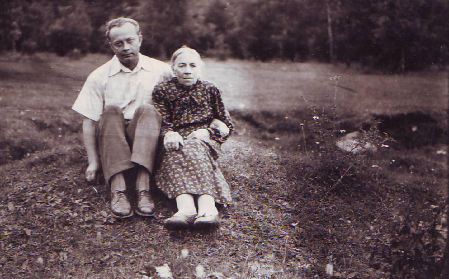 EMAGA: 1956. aastal Reinas tehtud fotol on noor Juhan oma ema Jelisaveta Peegliga (sünd Torn). Kui siin maailmas on midagi reaalselt püha ja õiget, siis on see ainult EMA, kirjutas Juhan sõjaajal oma märkmikku.