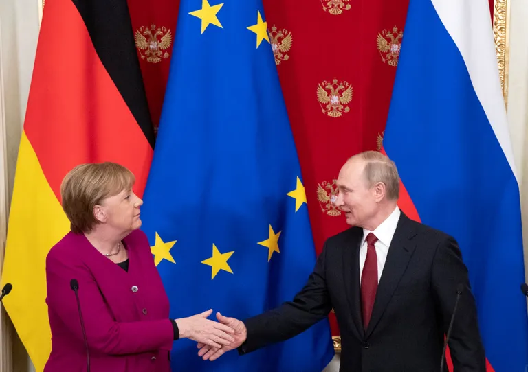 Vene president Vladimir Putin (paremal) ja Saksa kantsler Angela Merkel (vasakul) kohtumas eelmisel aastal.
