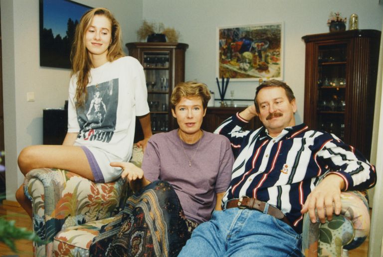 Teismeline Kaja Kallas koos perega 1990ndatel aastatel. Kaja, Kristi ja Siim Kallas.