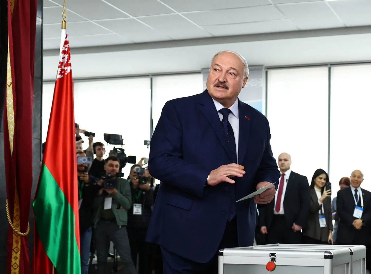 Диктатор Лукашенко на избирательном участке
