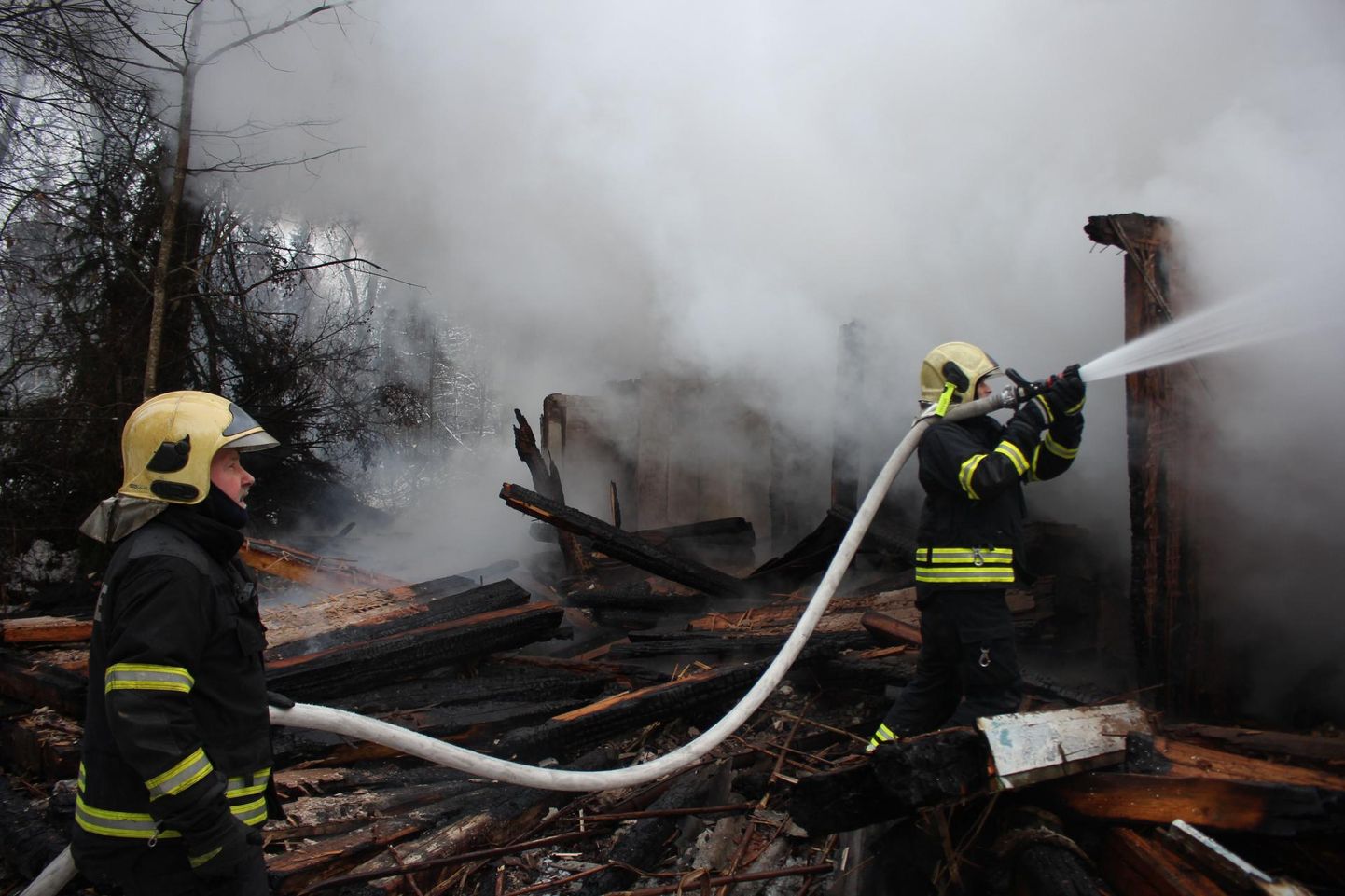 Eelmise nädala esmaspäeval nägid päästjad vaeva Võrumaal Raiste külas süttinud elumaja kustutamisega. Hoone hävis tules. 