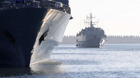 Krievijas "ēnu flotes" tankkuģiem Melnajā jūrā uzbruka Ukrainas droni, vēsta avoti