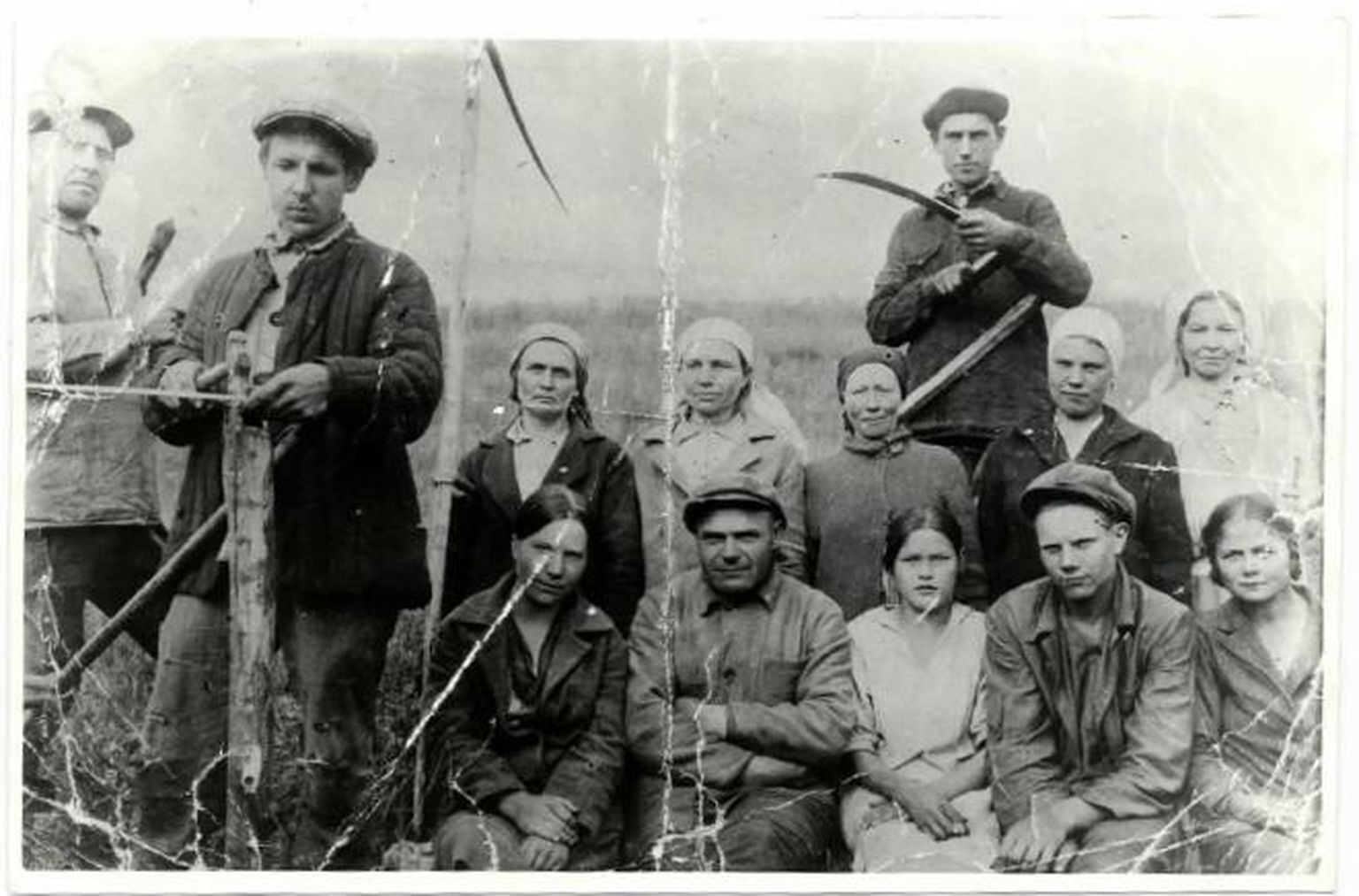 Estono-Semenovka küla kolhoosi Uus Tee liikmed. Viiest fotol olevast mehest neli lasti maha 1938. aastal kui «Eesti spioonid». Need olid kolm seisvat meest (vasakult) Hindrek Hark, kolhoosi esimene esimees Julius Hüsson ja Eduard Post. Esireas istub vasakult teine Juhan Soots, kes samuti lasti maha. Eduard Kõps (paremalt teine esireas) suri enne suurt terrorit. Teises reas seisvatest naistest vahistas NKVD Olga Laeva (keskmine), aga tema pääses peale kümmet kuud ülekuulamisi tagasi koju. Foto tehtud ajavahemikus 1935-1937. 