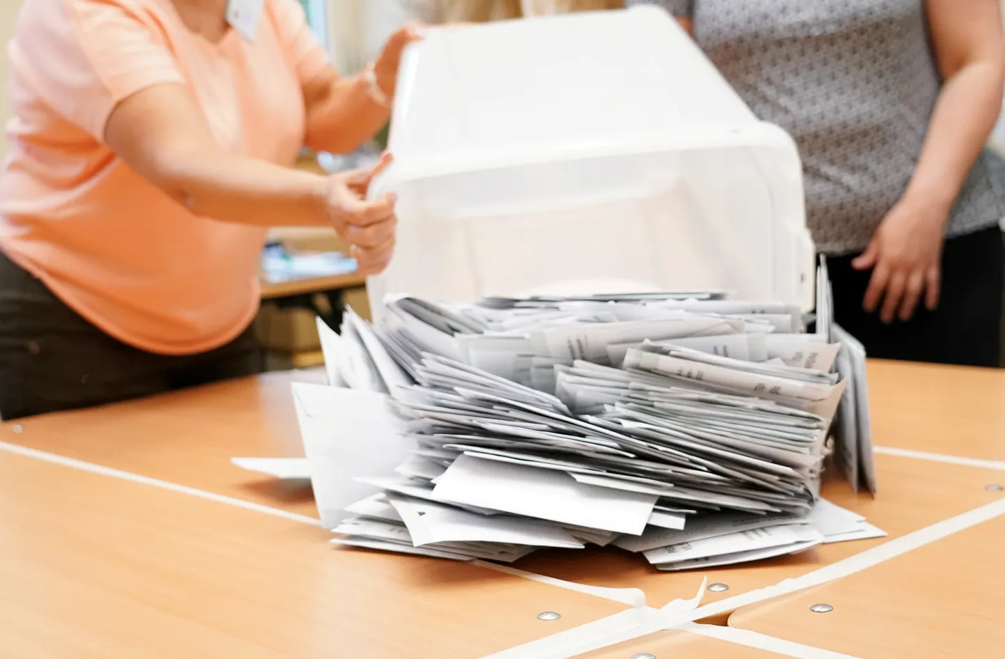 Tiek atvērta balsojumu urna pašvaldību vēlēšanās 75. vēlēšanu iecirknī Rīgas Valsts 1. ģimnāzijā.