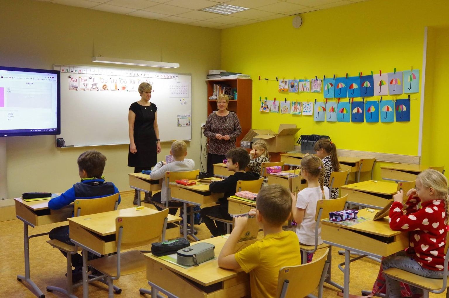 Kilingi-Nõmme gümnaasiumis käib esimeses klassis 28 last, kelleni jõudis Eesti lõviklubide kingitus “Lahke naeratus loeb”.