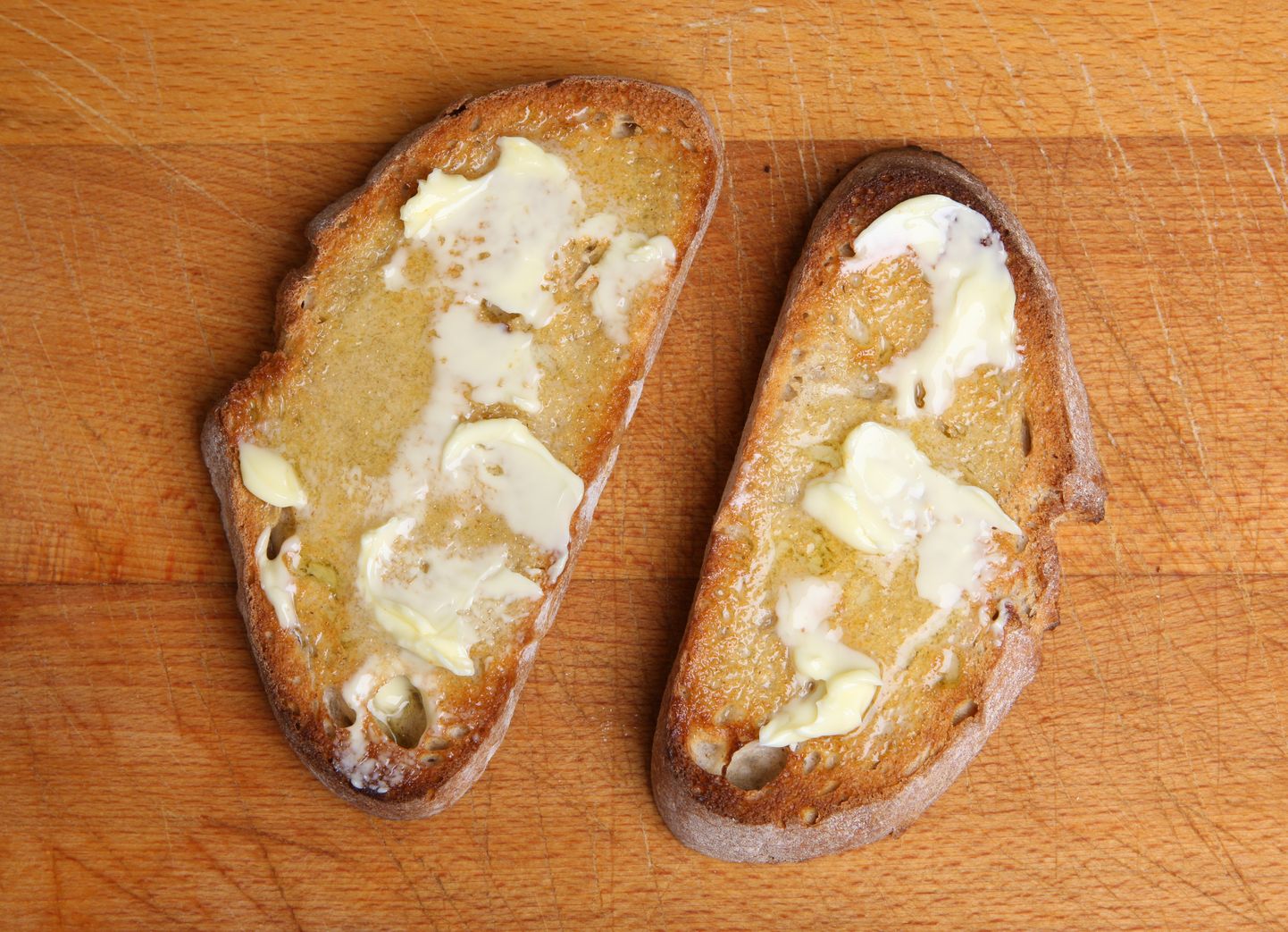 Grauzdēta maize ar sviestu. Ilustratīvs attēls.