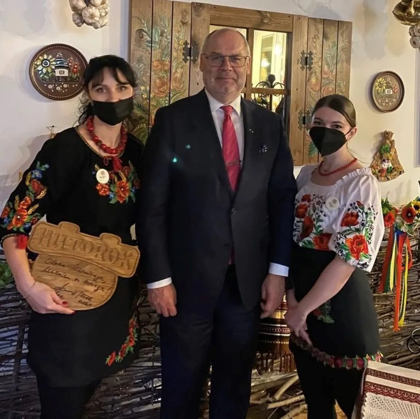 Алан Карис посетил украинский трактир "Хуторок" в Таллинне.