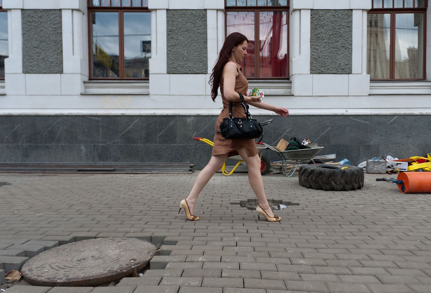 Moskvalannad ei saa enam tikk-kontsadega kingi kanda, kuna kontsad jäävad kivide vahele kinni, raskendades käimist ning lõhkudes kontsa