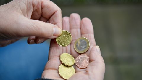 Ministrija rosina atteikties no idejas par maksājumu kartēm trūcīgo atbalstam