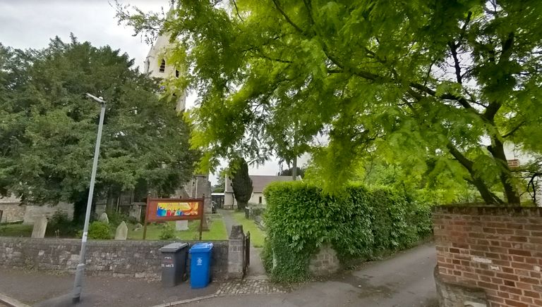 Пресловутая живая изгородь. Фото Google Street View.
