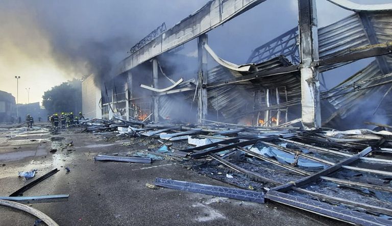 Ракетный удар по торговому центру в Кременчуге