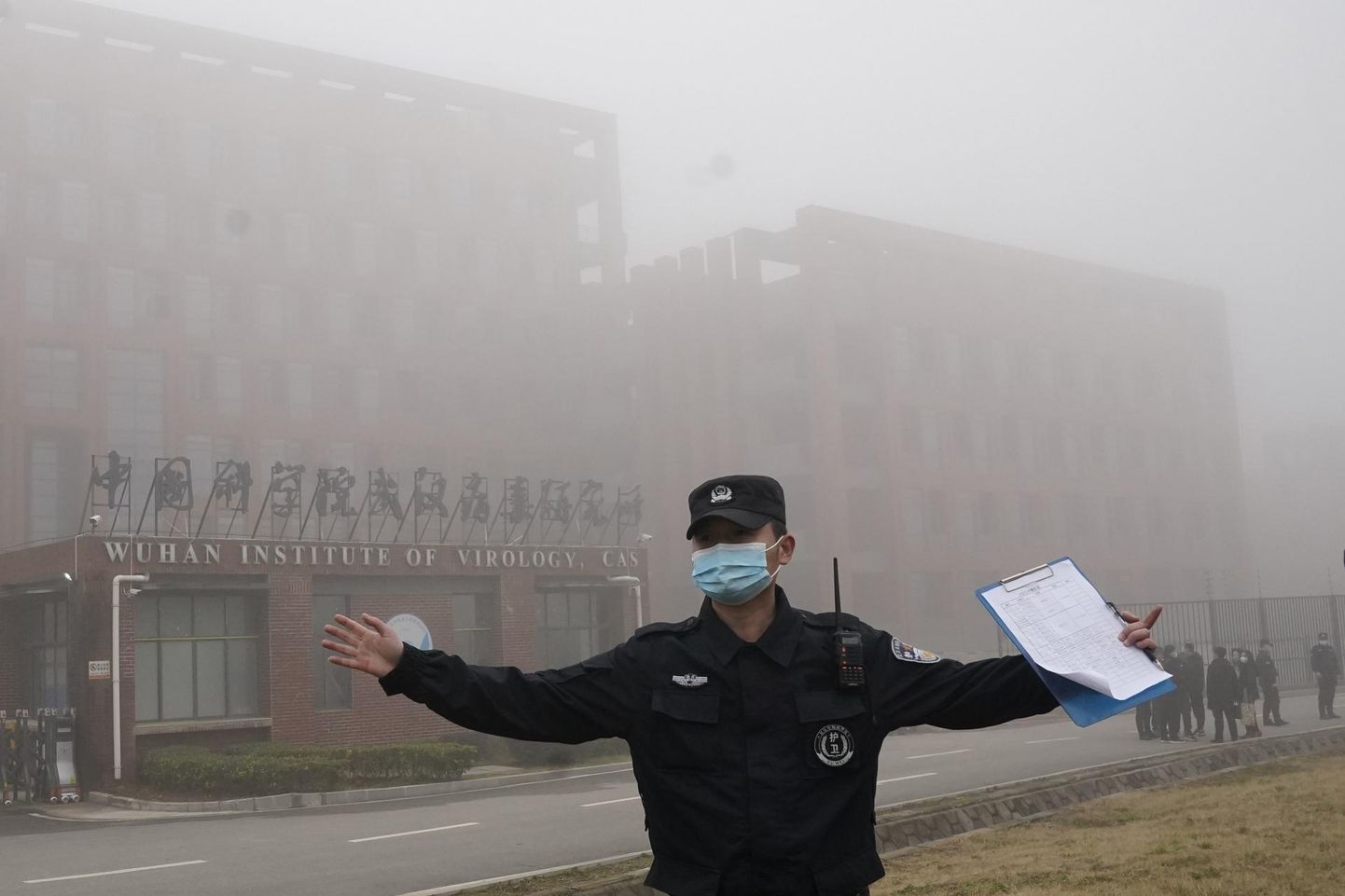 Julgeolekutöötaja tõrjub Wuhani viroloogiainstituudi juures ajakirjanikke eemale tänavu veebruaris, mil uurimisasutust külastas WHO ekspertide meeskond, kes püüdis selgitada välja uue koroonaviiruse päritolu. 
