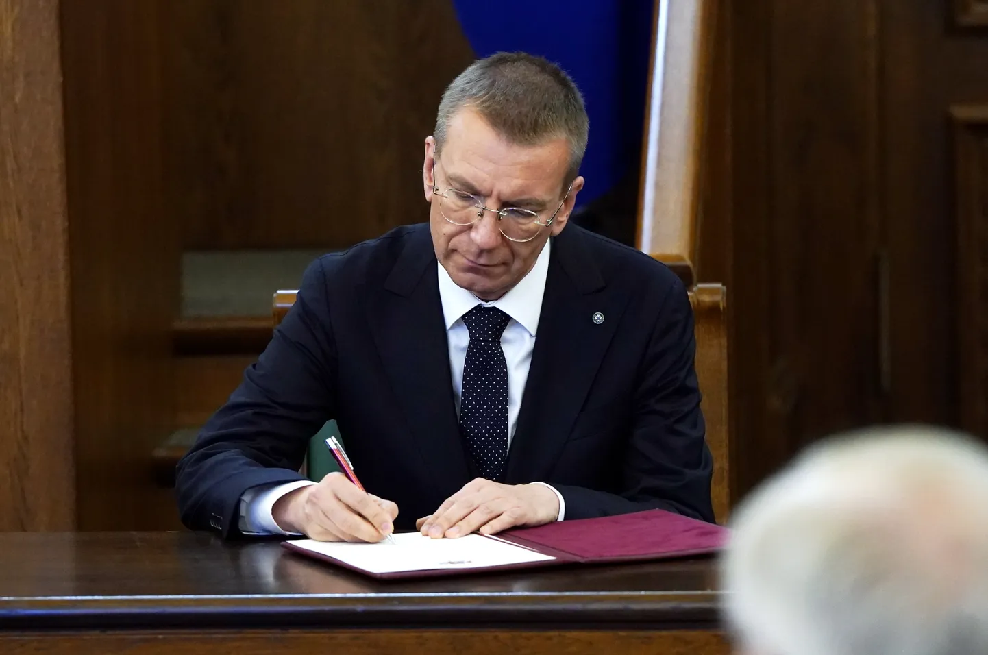 Jaunais Valsts prezidents Edgars Rinkēvičs paraksta svinīgo solījumu Saeimas ārkārtas sēdē.