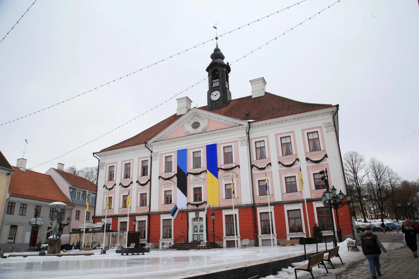 Lisaks raekojale tulevad Ukraina lipud ka linnaliinibussidele.