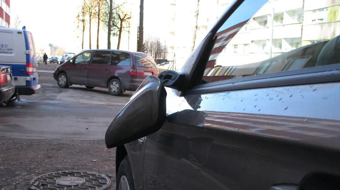 Lõhutud autopeegel võib tunduda mõnele tühise asjana. Ometi võib selle asendamine uue auto puhul maksma minna rohkem kui mõni kasutatud auto tervenisti.