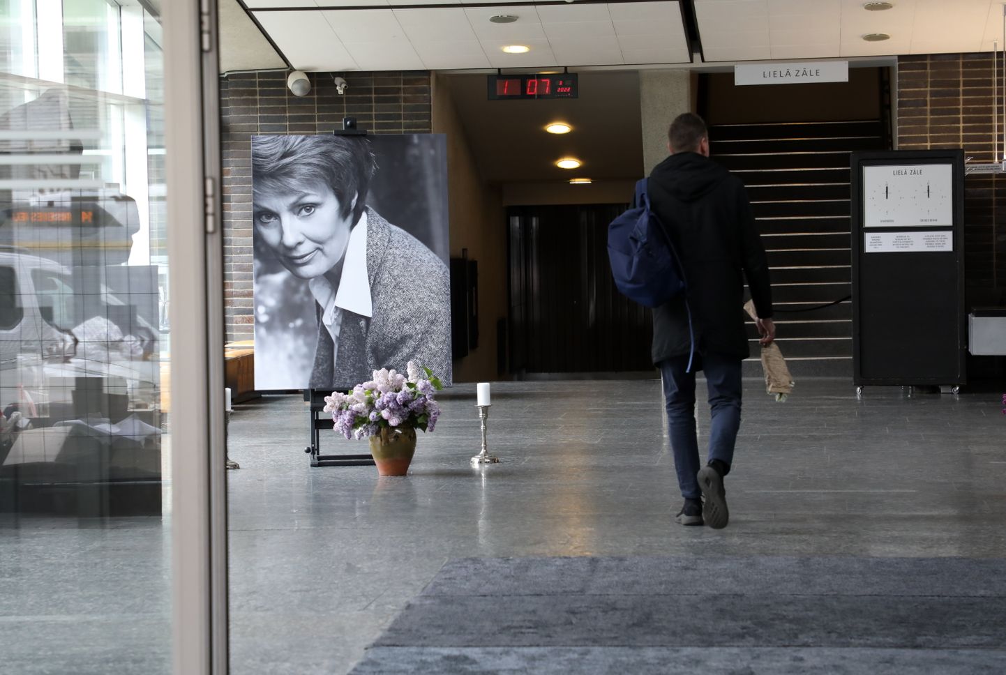 Dailes teātra Stikla zālē notiek atvadīšanās no mūžībā aizgājušās teātra aktrises Ausmas Kantānes-Ziedones.