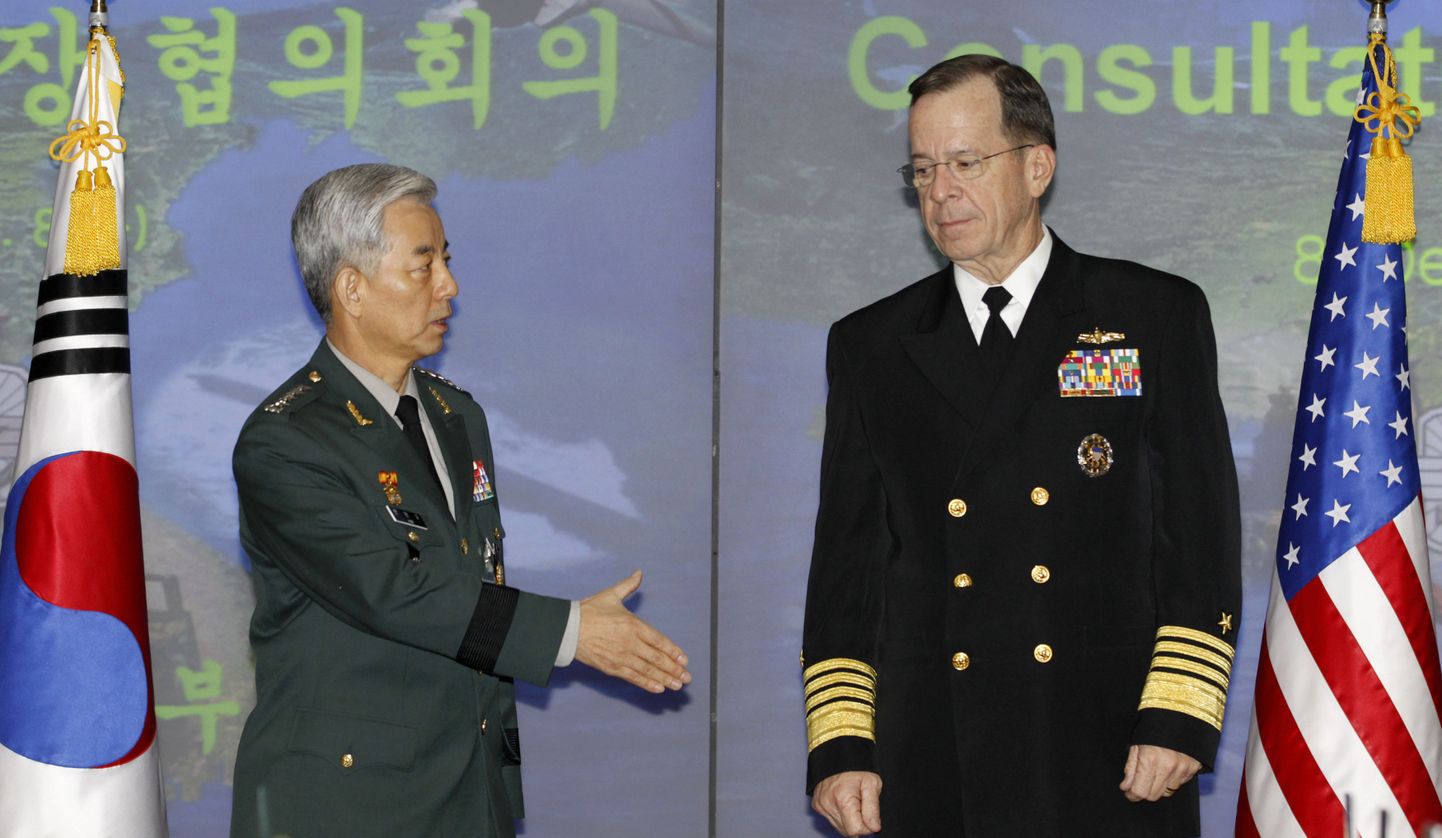 USA admiral Mike Mullen ja Lõuna-Korea kindral Han Min-koo täna Soulis.
