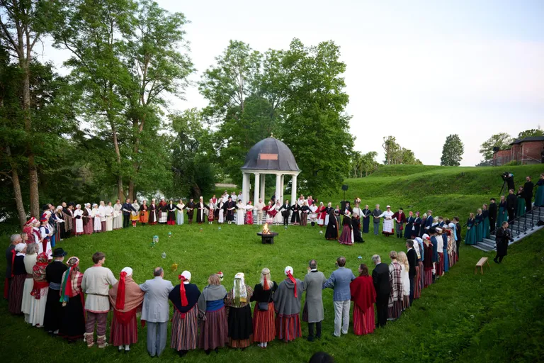 Sümboolne algus. Laulu- ja tantsupeo tuld olid tervitama tulnud rahvariides inimesed.