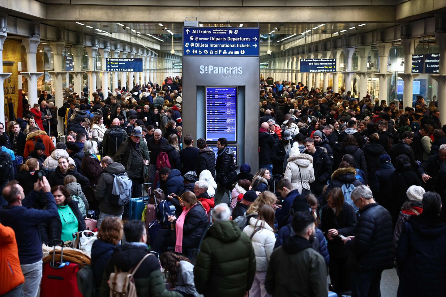 Kaos Eurostari reisijaid teenindavas Londoni St Pancrase raudteejaamas. 30. detsember 2023.