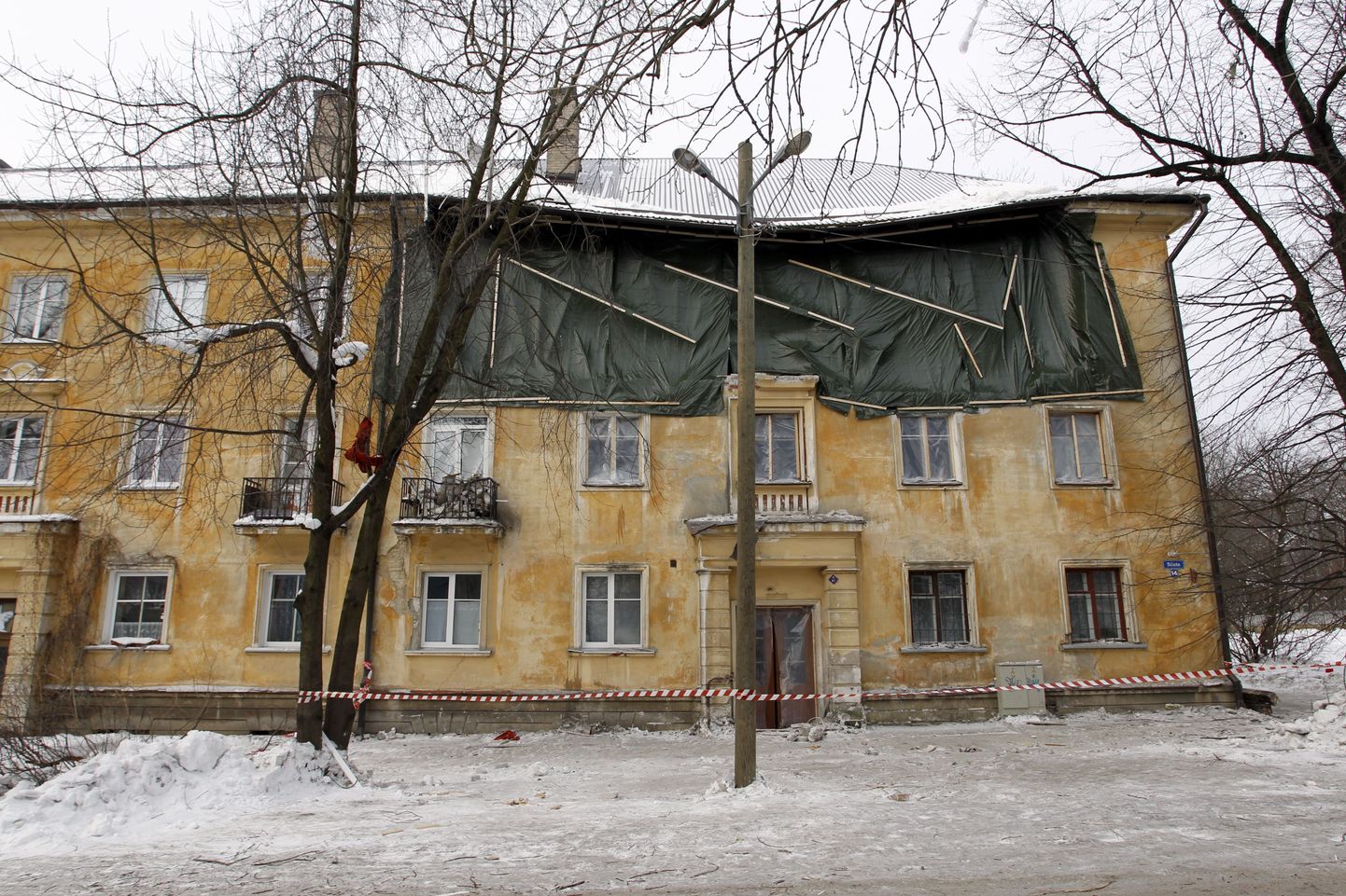 Tänaseks on Süsta 14 maja plahvatuses kannatada saanud hooneosa kaetud kilega.