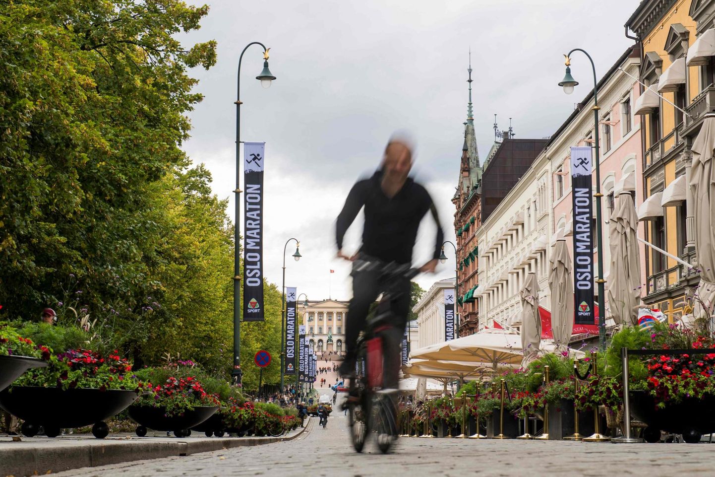 Jalgrattur Oslo kesklinnas. Pärast erasõidukite väljatõrjumist on kaherattalistel seal palju suurem liikumisvabadus. 