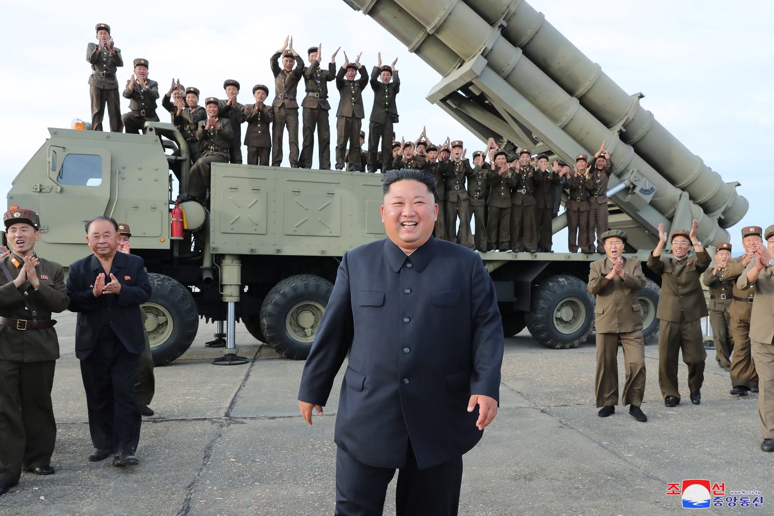 Ким Чен Ын на фоне вооружения. Иллюстративное фото
