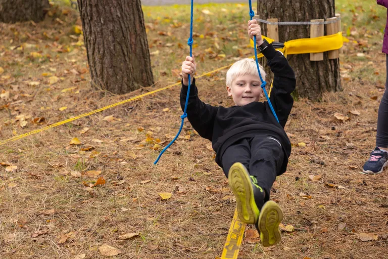Mart-Hendrik (8) viskas ennast tasakaalurajale sirakile. Tema meelest oli see kõige ägedam harjutus üldse. Pikaliviskamiseks ja püstisaamiseks võttis ta kinni abinööridest, millest on kasu igasuguste harjutuste juures.