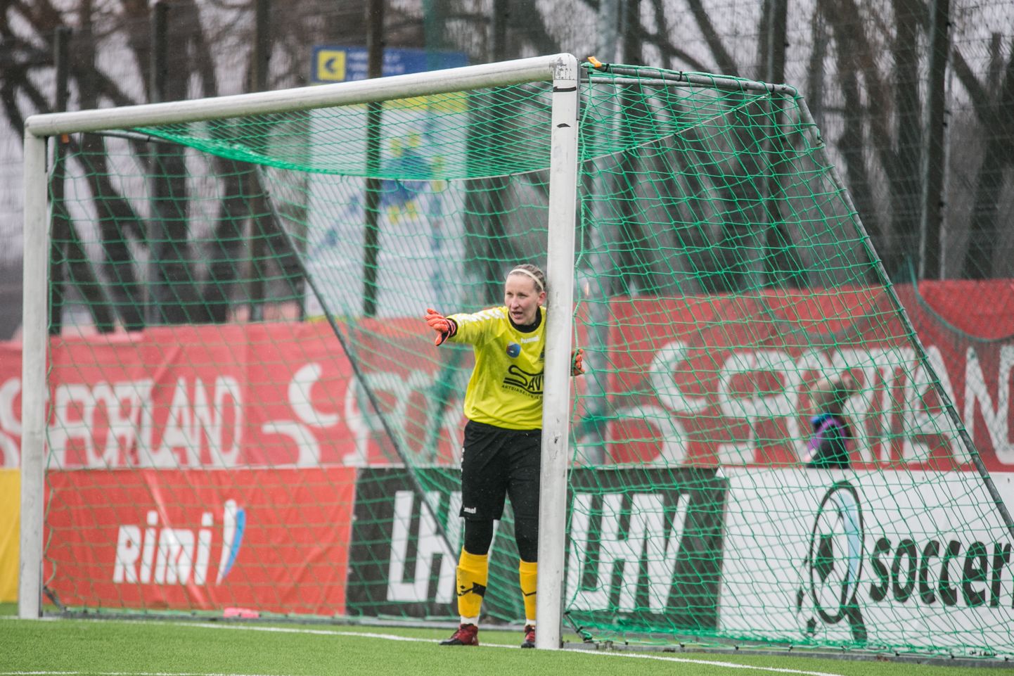 30aastane Imbi Hoop on tegutsenud mitme tüdrukute noortekoondise juures, kuid praegu ta regulaarselt ühtegi rühma ei treeni, vaid mängib Pärnu JKs.