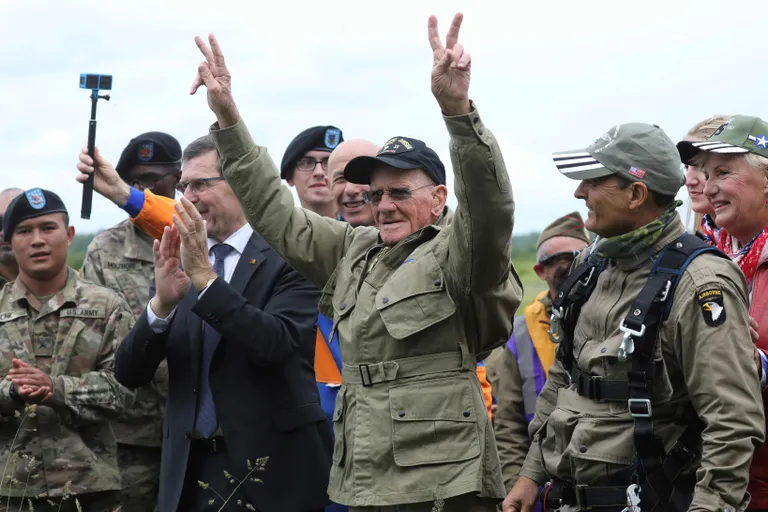 97-aastane USA sõjaveteran Tom Rice (keskel) kordas Prantsusmaal Normandias 75 aasta tagust langevarjuhüpet