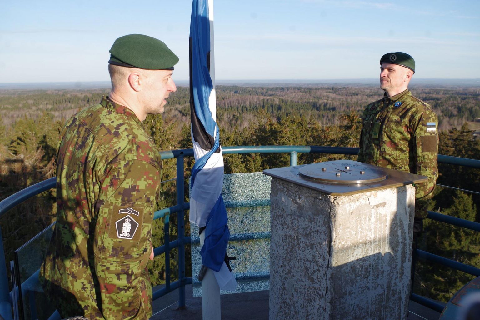 Veteranidest tegevväelased Marek Hussar (vasakul) ja Hardi Heinsar heiskasid veteranipäeva hommikul Suure Munamäe vaatetornis riigilipu. 