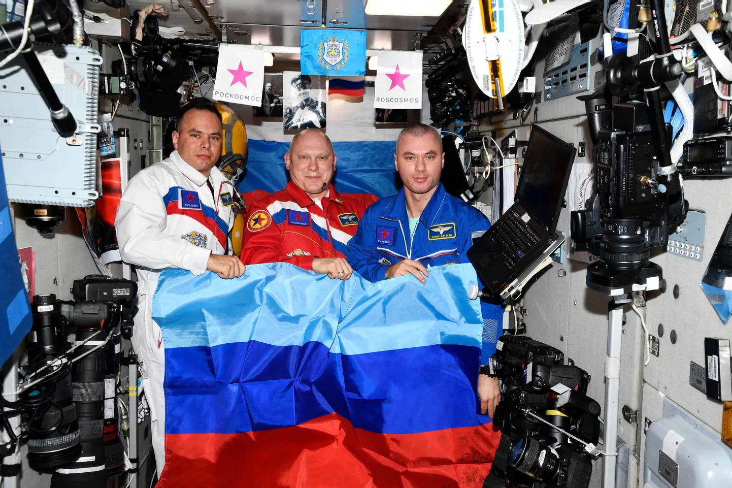 Venemaa kosmoseagentuur Roskosmose poolt avaldatud fotol poseerivad Vene kosmonaudid Oleg Artemjev, Deniss Matvejev ja Sergei Korsakov rahvusvahelise kosmosejaama (ISS) pardal isehakanud Luhanski Rahvavabariigi lipuga.