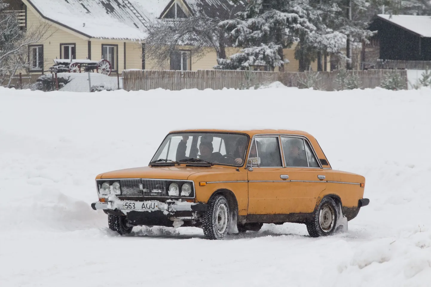 Auto libedasõidu rajal. Foto on illustreeriv.