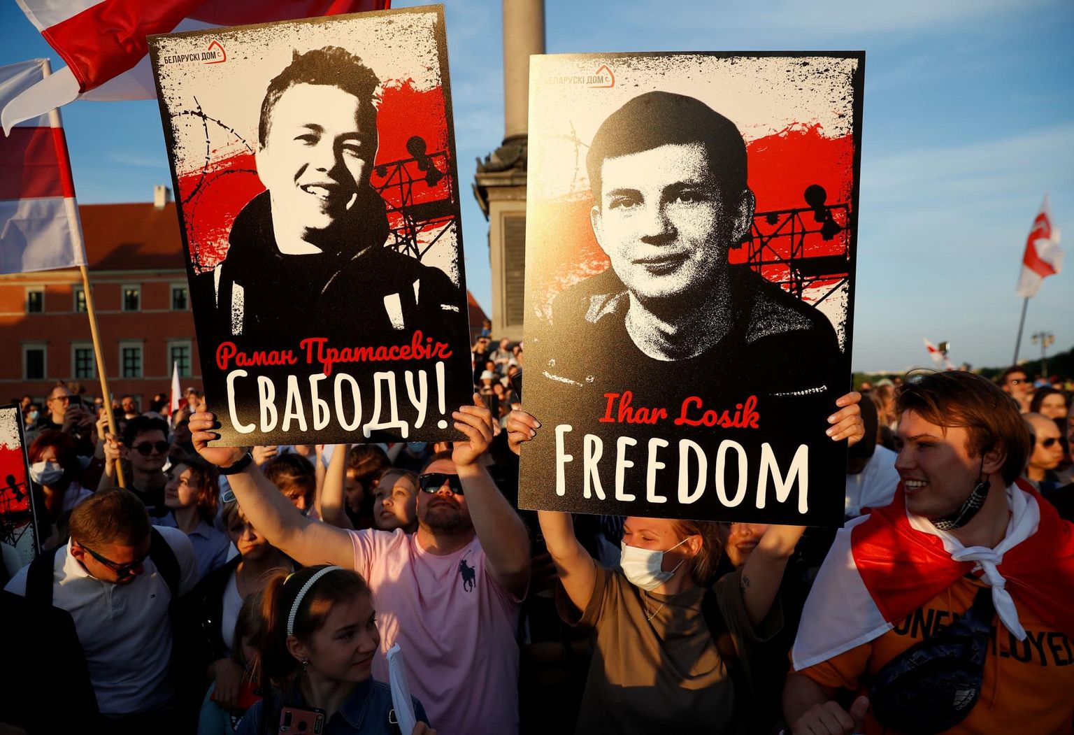 Inimesed nõuavad suvel Varssavis Valgevene vangistatud blogija Raman Pratasevitši ja ajakirjaniku Ihar Losiku vabastamist. 
