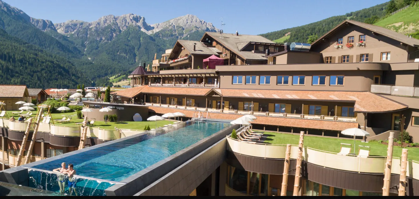 Необычный бассейн итальянского отеля.