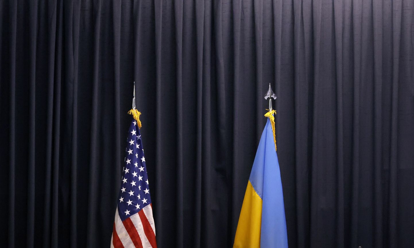 Флаги США и Украины.
