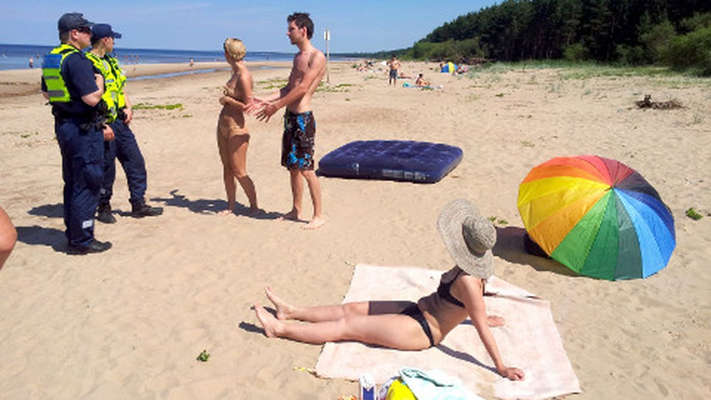 Politseipatrull selgitab Vene turistidele, et nudistide rannas tuleb neil leppida sealviibijate alastusega või kolida ranna teise ossa. Tagaplaanil on üldkasutatav rand. Üksnes Narva-Jõesuu linna piires on mereranna pikkus ligi 8 kilomeetrit.