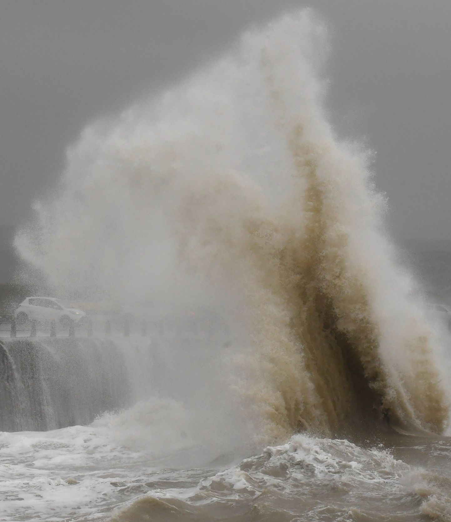 Vētras "Siara" izraisīti viļņi Lielbritānijas piekrastē.
