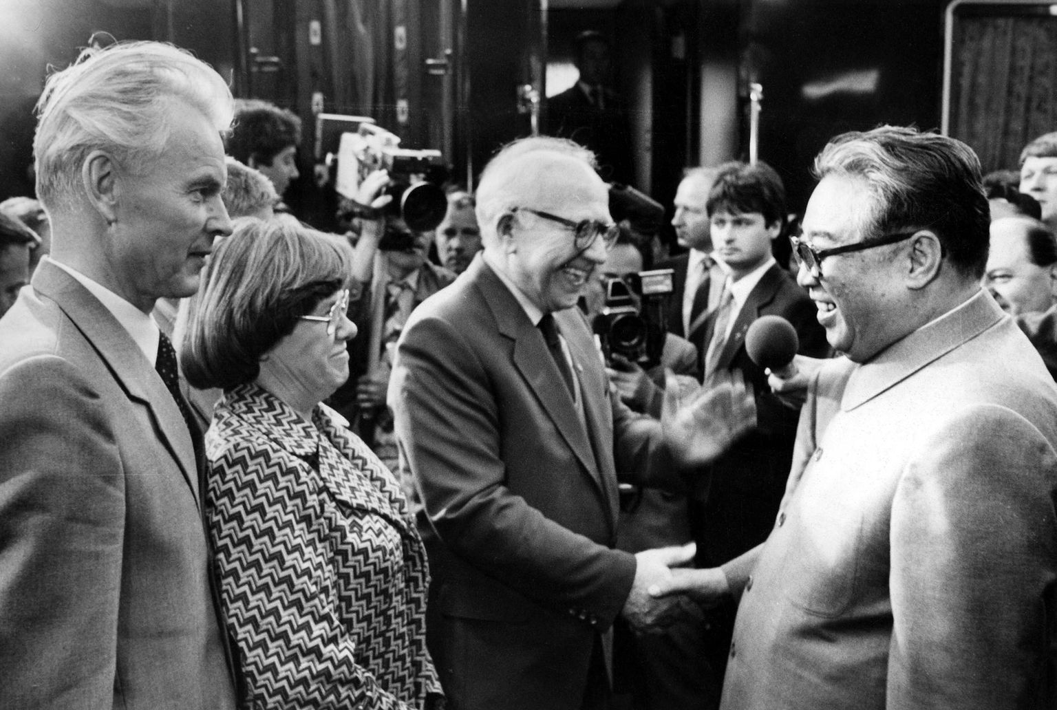 Hans Modrow, Horst Sindermann ja Kim Il-sung 1984. aastal Dresdenis.