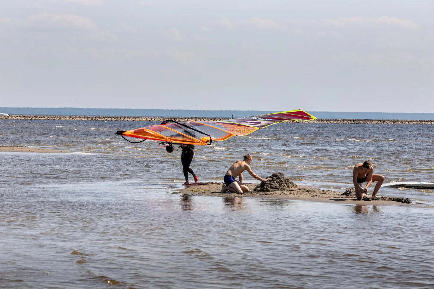 Pärnu 26JUN2020 Suvi, puhkus, rand, vesi, päevitamine, kuumus, suvekuumus, kuum suvepäev. Foto Urmas Luik