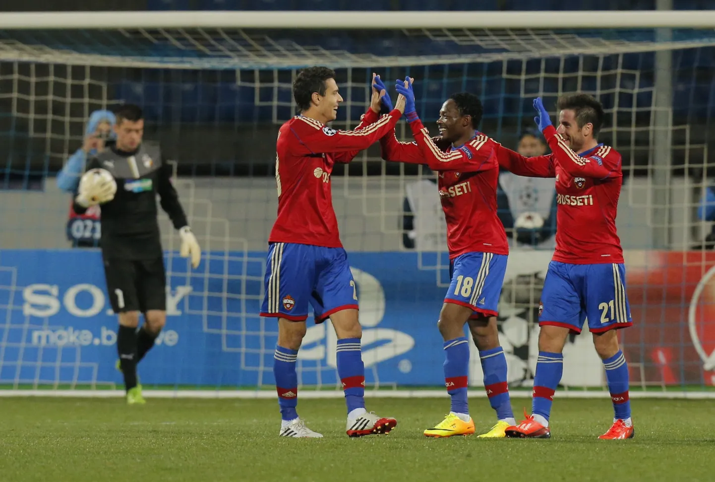 Moskva CSKA mängijad väravat tähistamas.