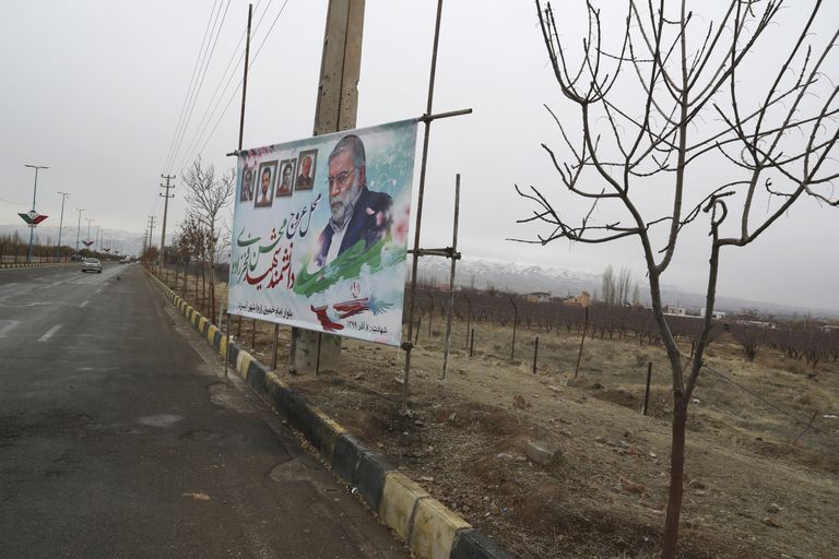 Fahrikadezhi meenutab režiim austavate plakatitega, nagu neil kombeks.