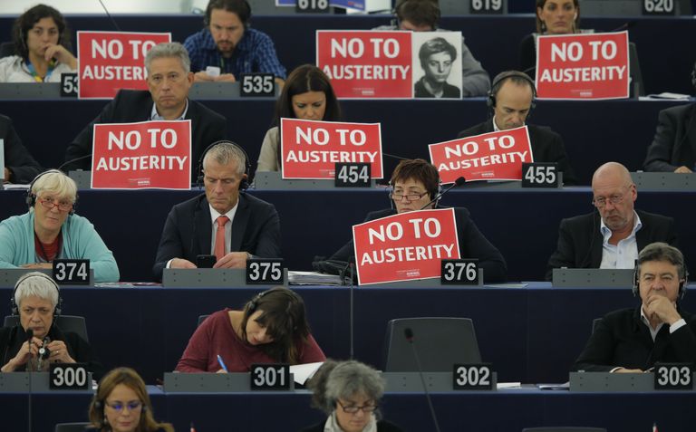 «Ei kasinusele» kuulutavad Hollande´i kõne ajal välja võetud eurosaadikute plakatid. Foto: Reuters/SCANPIX