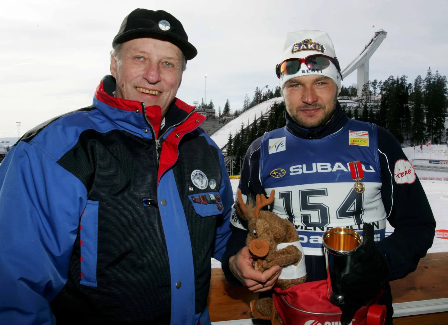 Andrus Veerpalu 2005. aastal, mil ta võitis teist korda Holmenkolleni 50 km maratoni. Eestlase kõrval on Norra kuningas Harald V.