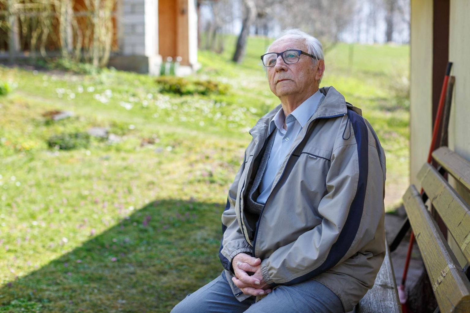 «Praegu teeb mulle kõige rohkem rõõmu kevad. Päev pikeneb,» ütleb oma Rõuge kodu ukse ees pingil istuv 90-aastane endine arst Hillar Kalda.